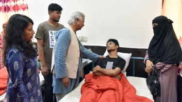 ছাত্র আন্দোলনে আহতদের দেখতে আরপিএমসিএইচে যান ড. ইউনূস