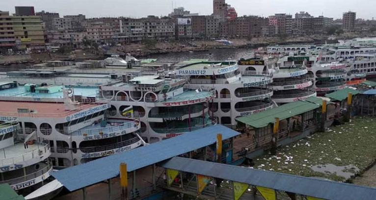 বৈরী আবহাওয়ায় উপকূলে নৌযান চলাচল বন্ধ