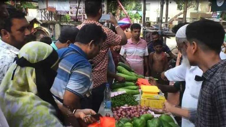 বিনা লাভের দোকানে কম দামে নিত্যপ্রয়োজনীয় পণ্যে খুশি ভোক্তারা