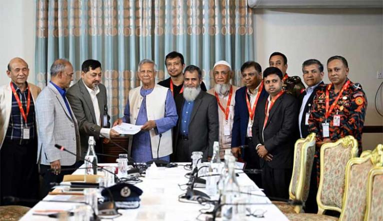 অগ্নিকাণ্ড প্রতিরোধে দীর্ঘমেয়াদে করণীয় সুপারিশ জমা দেয়ার নির্দেশ প্রধান উপদেষ্টার