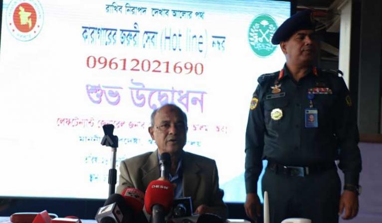 কেন্দ্রীয় কারাগারে জরুরি সেবা হট লাইন উদ্বোধন করেছেন স্বরাষ্ট্র উপদেষ্টা