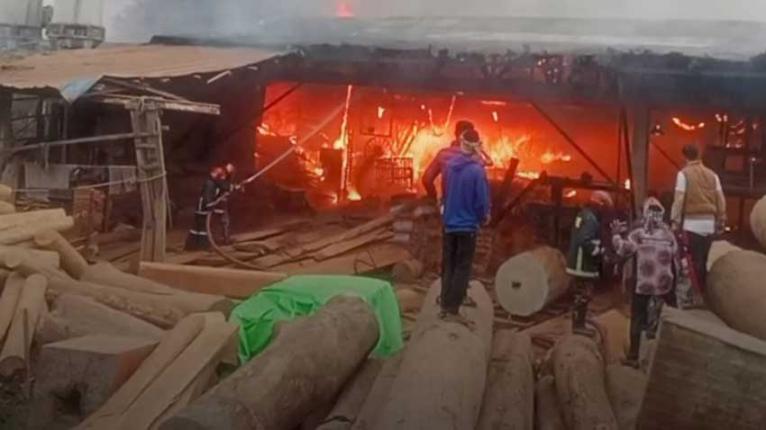 চট্টগ্রামে আগুনে পুড়ল ৭ দোকান