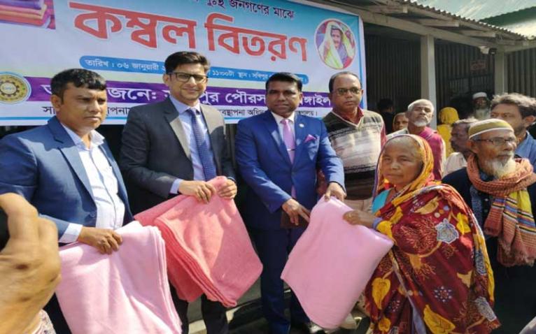 টাঙ্গাইলে অসহায় ও দুস্থদের মধ্যে কম্বল বিতরণ