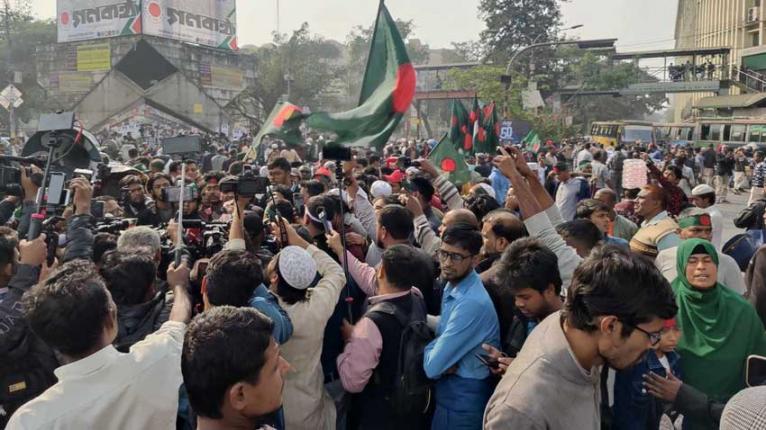 বিডিআর জওয়ানদের মুক্তির দাবিতে শাহবাগ মোড় অবরোধ