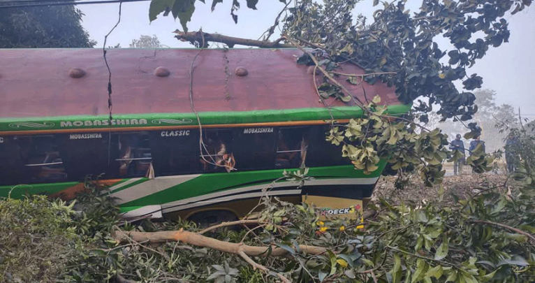 সরকারি তোলারাম কলেজের আনন্দ ভ্রমণের বাস খাদে পড়ে নিহত ১