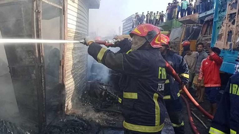 তেজগাঁওয়ে ট্রাকস্ট্যান্ডে আগুন: ক্ষতিগ্রস্ত ১৭টি গাড়ি-ওয়ার্কশপ