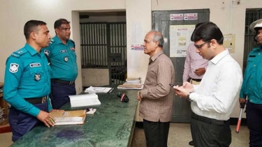 স্বরাষ্ট্র উপদেষ্টার রাজধানীর ৪টি থানা পরিদর্শন, আইনশৃঙ্খলা বাহিনীকে সবসময় সজাগ ও সতর্ক থাকার নির্দেশ