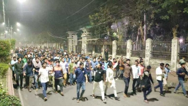 স্বরাষ্ট্র উপদেষ্টার পদত্যাগের দাবিতে মধ্যরাতে উত্তাল ঢাবি