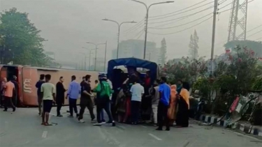 বনানীতে উল্টে গেল বাস, আহত ৪২