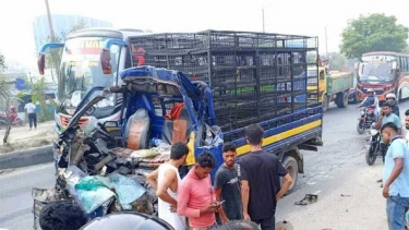 গাজীপুরে ট্রাক-কাভার্ড ভ্যান সংঘর্ষে নিহত ২
