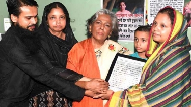 শহীদ আনাসের পরিবারের সঙ্গে ঈদের শুভেচ্ছা বিনিময় করলেন শারমীন এস মুরশিদ