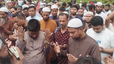 ফিলিস্তিনের স্বাধীনতা কামনায় মোনাজাতে কাঁদলেন মানুষজন