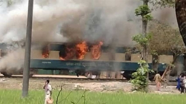‘ভাই পানি দেন, আমাদের বাঁচান’ আগুন লাগা ট্রেনের যাত্রীদের আকুতি