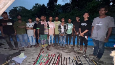 ধলেশ্বরী নদীতে দেশীয় অস্ত্রসহ নাচানাচি, ডেঞ্জার গ্যাংয়ের ১৬ জনকে ধরল সেনাবাহিনী