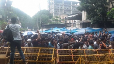 পুলিশের বাধার পর বৃষ্টি, কাকরাইল ছাড়েননি জগন্নাথের শিক্ষার্থীরা