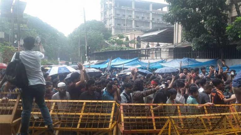 পুলিশের বাধার পর বৃষ্টি, কাকরাইল ছাড়েননি জগন্নাথের শিক্ষার্থীরা