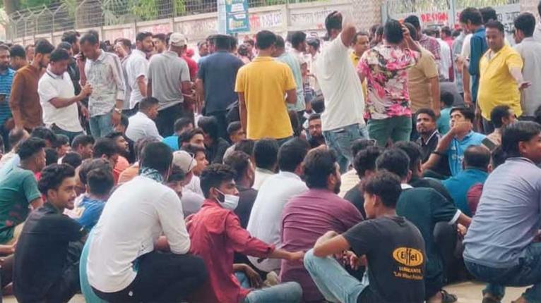 আজও বিক্ষোভ ছাত্রদলের, বহিরাগতদের নিয়ে ক্ষোভ শিক্ষার্থীদের