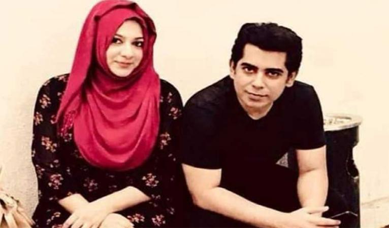 বিমানবন্দরে আটকে দেয়া হলো পার্থর স্ত্রীকে