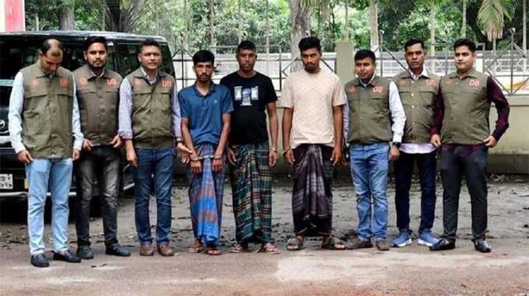 ঢাকা-টাঙ্গাইল মহাসড়কে চলন্ত বাসে ডাকাতির ঘটনায় গ্রেফতার ৩
