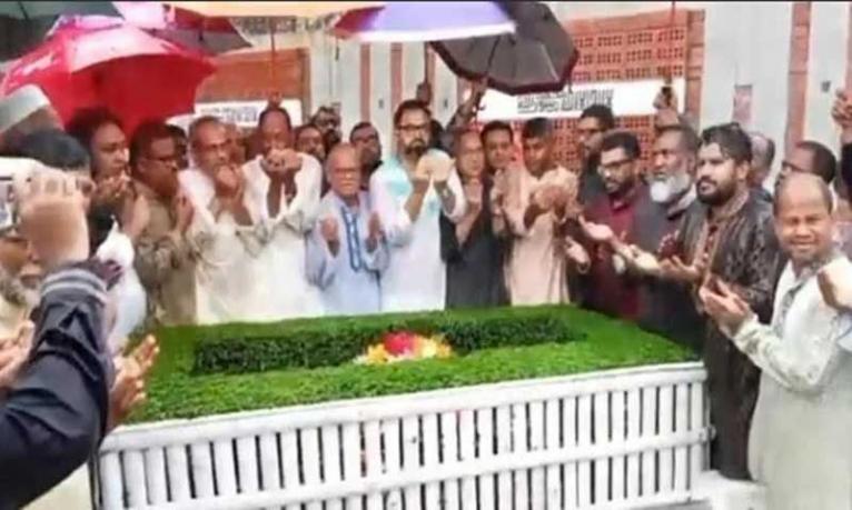 কোকোর কবর জিয়ারত করলেন রিজভী