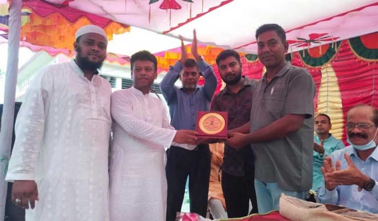 কৃতি শিক্ষার্থী ও আইনজীবীকে সংবর্ধনা দিলো সরিষাবাড়ীর হাটবাড়ী কল্যাণ পরিষদ