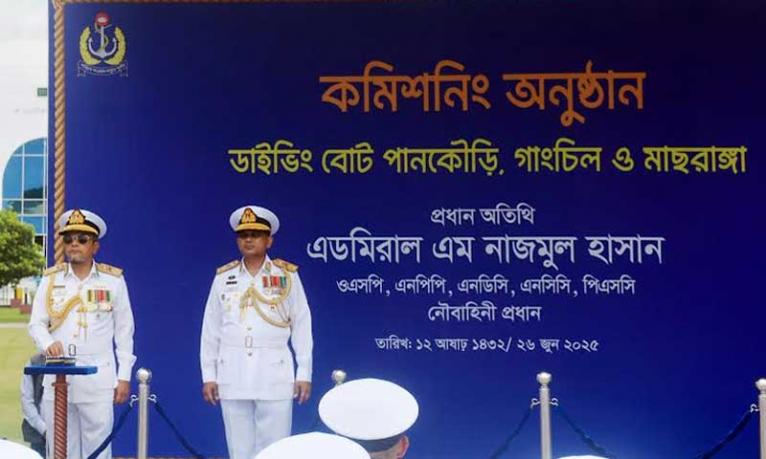 খুলনা শিপইয়ার্ডে ৩টি ডাইভিং বোট কমিশনিং করেছেন নৌবাহিনী প্রধান