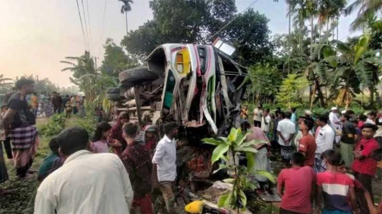 নিয়ন্ত্রণ হারিয়ে খাদে বাস, শেরপুরে নিহত ১
