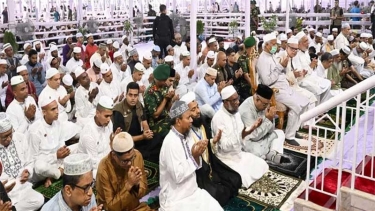 দেশ ও জাতির সমৃদ্ধি-শান্তি কামনায় বিশেষ মোনাজাত