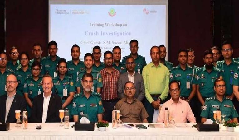 রোড ক্র্যাশ প্রতিরোধে আইন বাস্তবায়নে পুলিশ সদস্যদের নির্দেশ ডিএমপি কমিশনারের