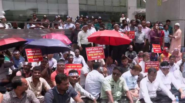 কমপ্লিট শাটডাউনে এনবিআরের কর্মকর্তা-কর্মচারীরা