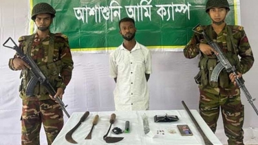 সেনাবাহিনীর অভিযানে সাতক্ষীরার আশাশুনির শীর্ষ চাঁদাবাজ মহাসিন অস্ত্রসহ আটক