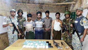 রোহিঙ্গা ক্যাম্পে সাব-মেশিনগানসহ আটক ৪