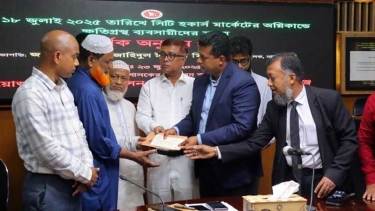 হকার্স মার্কেটের অগ্নিকাণ্ডে ক্ষতিগ্রস্থ ২৫ জনকে সহায়তার দিলেন ডিসি