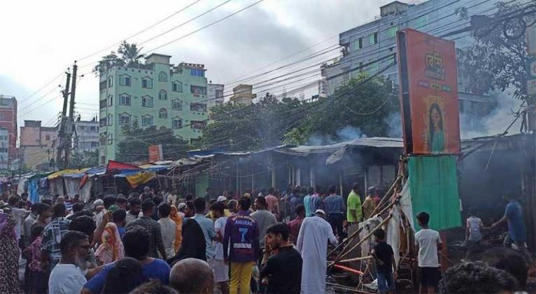 নারায়ণগঞ্জের হকার্স মার্কেটে আগুনে ৩০টি দোকান পুড়ে গেছে