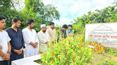শহীদ ওয়াসিমের কবর জিয়ারত করলেন নাহিদ