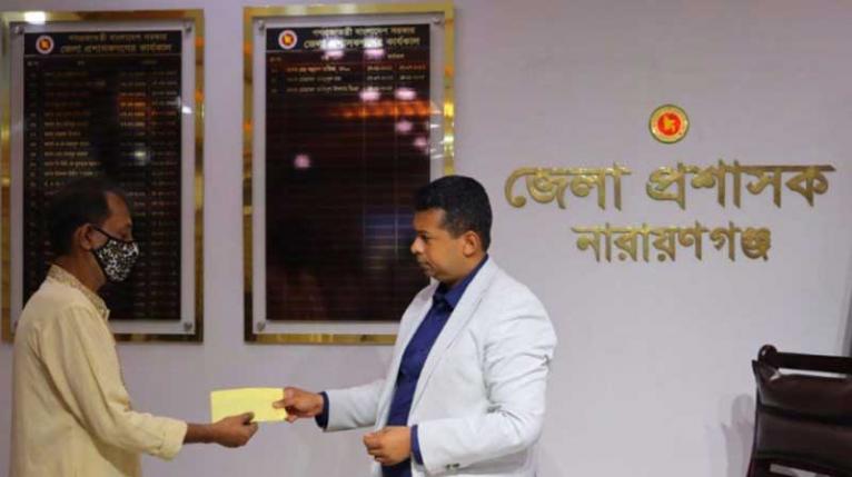 বিপদগ্রস্ত চার জন পেলেন ডিসির আর্থিক সহায়তা