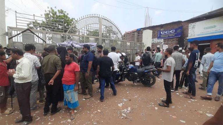 দুপুর পর্যন্ত বন্ধই থাকল মাইলস্টোনের গেট, প্রবেশাধিকার মেলেনি কারো