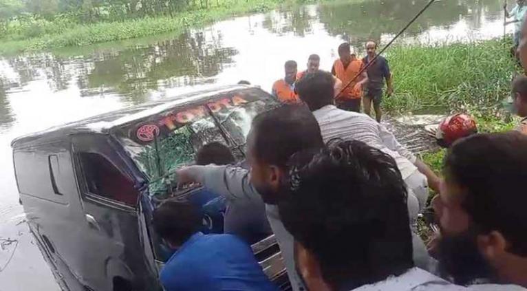 প্রবাসীকে আনতে গিয়ে একই পরিবারের ৭ জন নিহত