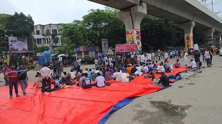 রাত পেরিয়ে সকালেও শাহবাগে ‘জুলাই যোদ্ধাদের’ অবস্থান