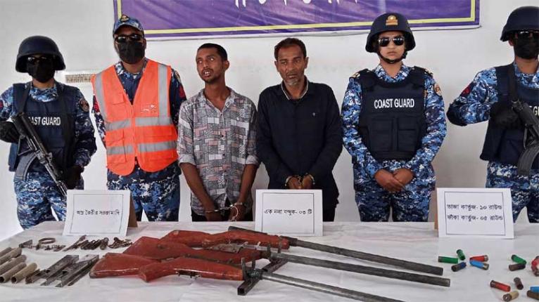 সুন্দরবনে অস্ত্র ও গুলিসহ আসাবুর বাহিনীর দুই সদস্য আটক
