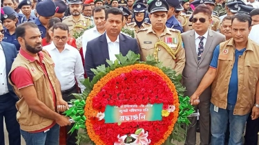 নারায়ণগঞ্জে দেশের প্রথম জুলাই শহীদ স্মৃতিস্তম্ভে শ্রদ্ধা জানান জেলা প্রশাসক