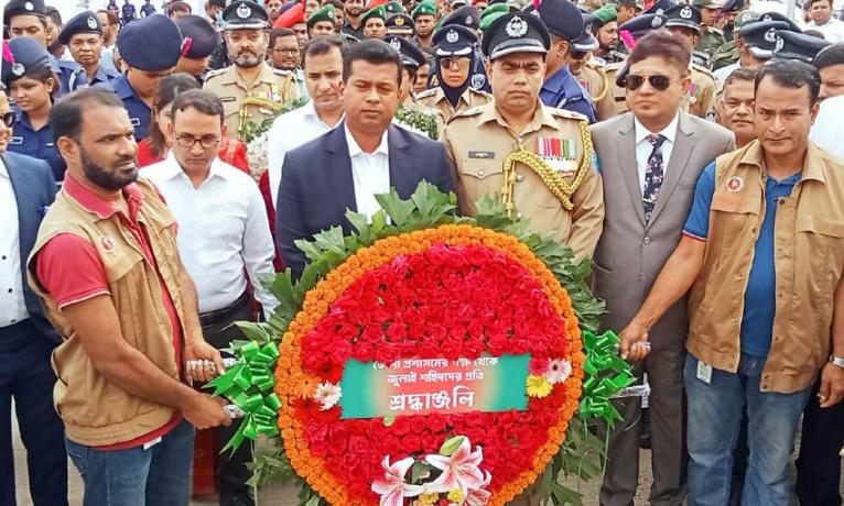 নারায়ণগঞ্জে দেশের প্রথম জুলাই শহীদ স্মৃতিস্তম্ভে শ্রদ্ধা জানান জেলা প্রশাসক