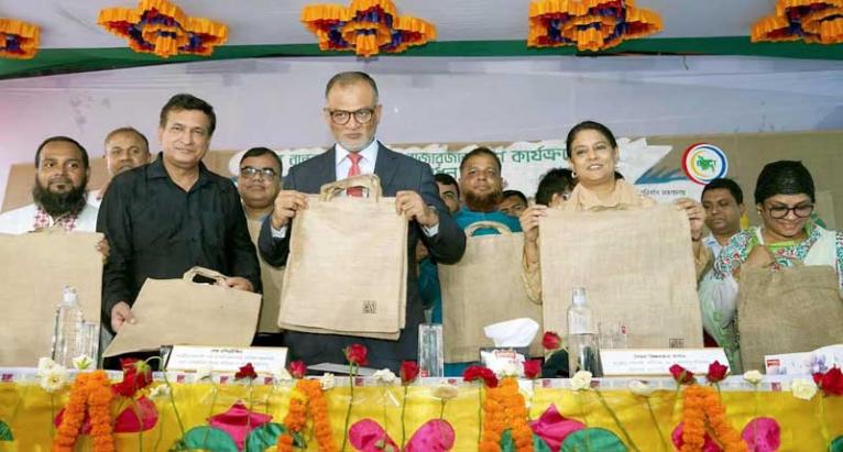 পলিথিনের পরিবর্তে সাশ্রয়ীমূল্যে পাটের ব্যাগ বাজারজাতকরণ উদ্বোধন করলেন উপদেষ্টার