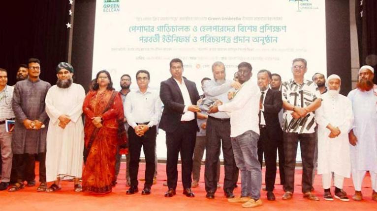 পেশাদার গাড়িচালক-হেলপারদের ইউনিফর্ম ও পরিচয়পত্র প্রদান