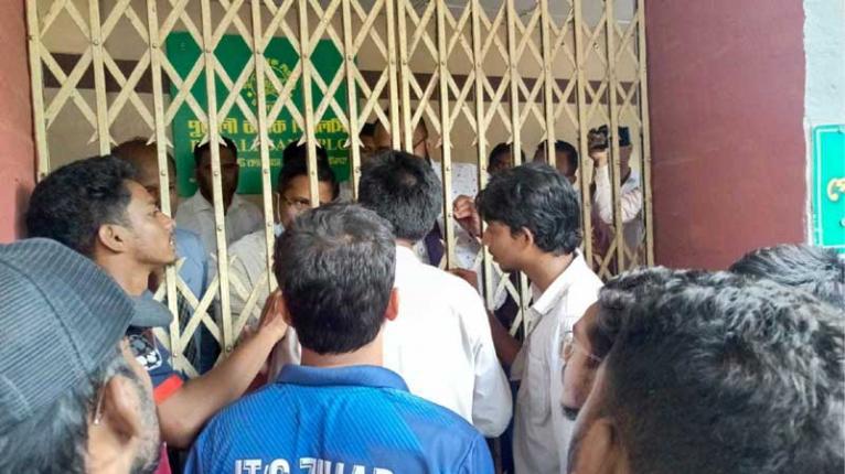 বাকৃবিতে ছয় দফা দাবিতে আন্দোলনকারীদের তালাবদ্ধ কর্মসূচি
