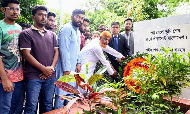 জুলাই শহীদ সাকিব রায়হানের কবরে শ্রদ্ধা নতুন ডিসির