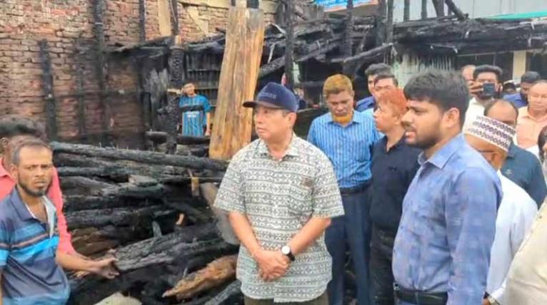 লংগদুতে অগ্নিকাণ্ডে ১৭টি দোকান ও বসতঘর পুড়ে ছাই; ক্ষতিগ্রস্ত বাজার পরিদর্শনে জেলা পরিষদ চেয়ারম্যান