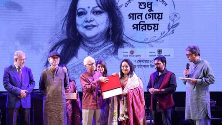 সাবিনা ইয়াসমিনকে রাষ্ট্রীয় সম্মাননা প্রদান